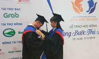 Những hình ảnh dễ thương của 65 thủ khoa trong ngày nhận học bổng
