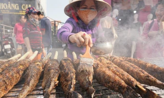 Người Sài Gòn đổ xô mua cá lóc nướng ngày vía Thần Tài
