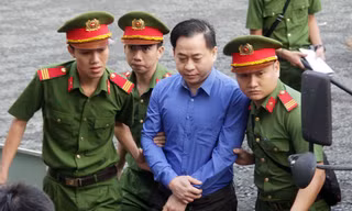 Hình ảnh dẫn giải Vũ 'nhôm' trong phiên xử đại án nghìn tỷ