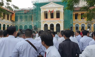 Hàng trăm tài xế Vinasun kéo đến TAND TPHCM theo dõi vụ kiện Grab