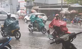 Sáng sớm, Sài Gòn mưa to kèm dông sét mù trời