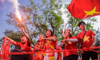 CSGT 'thiết quân luật' xử lý CĐV đốt pháo sáng khi xuống đường