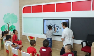 Theo các chuyên gia, để trẻ học tiếng Anh như ngôn ngữ thứ hai cần có giáo viên, giáo trình và môi trường tốt.