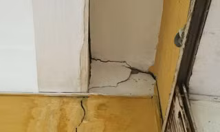 Trước đó, trường này có nhiều vết nứt tại các phòng học