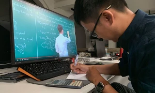 Học sinh học trực tuyến.