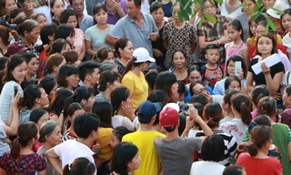 Phụ huynh trường tiểu học Sơn Đồng tập trung tại trường chiều 4/9 để yêu cầu làm rõ các khoản thu. 