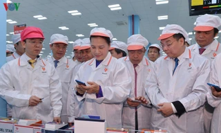 Chủ tịch Quốc hội Nguyễn Thị Kim Ngân cùng các vị đại biểu cắt băng khánh thành Tổ hợp nhà máy sản xuất thiết bị điện tử thông minh Vinsmart giai đoạn 1 sáng nay (23/11). 