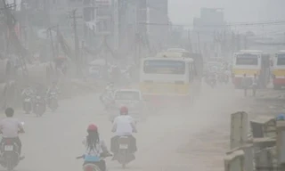 Ô nhiễm không khí lên ngưỡng tím. Người dân được khuyến cáo hạn chế ra ngoài, đóng cửa sổ, không tập thể dục buổi sáng ngoài trời.