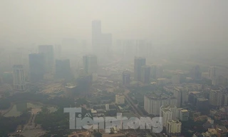 Ô nhiễm không khí lên ngưỡng nguy hại vào sáng nay-ngưỡng cao nhất trong thang bậc ô nhiễm. Mọi người được khuyến cáo nên ở trong nhà - Ảnh: Hoàng Mạnh Thắng