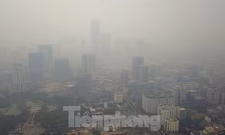 Ô nhiễm không khí lên ngưỡng nguy hại vào sáng nay-ngưỡng cao nhất trong thang bậc ô nhiễm. Mọi người được khuyến cáo nên ở trong nhà - Ảnh: Hoàng Mạnh Thắng