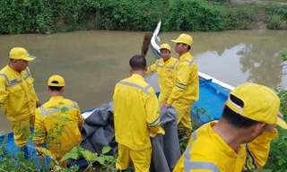 Trung tâm ứng phó sự cố môi trường Việt Nam đang xử lý ô nhiễm dầu tại suối Trầm.