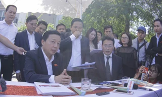 Bộ trưởng Trần Hồng Hà "chất vấn" TS TS. Tadashi Yamamura, Chủ tịch Tổ chức xúc tiến Thương mại- Môi trường Nhật Bản trưa nay. 