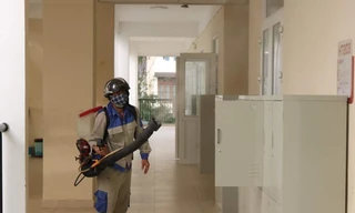 Phun thuốc khử trùng ở Trường THPT Võ Thị Sáu, huyện Bình Xuyên.