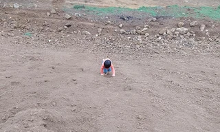 Một em bé ở Hà Nội được bố mẹ cho leo trèo, nghịch đất thay vì "nhốt" trong nhà. (ảnh: Facebook)