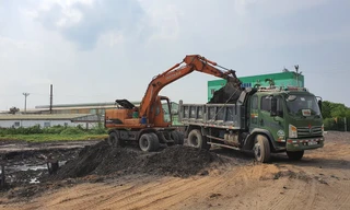 Công ty Cổ phần Quản lý Công trình Đô thị Hải Dương tự ý thu gom lại tro xỉ trả về nơi chôn lấp sau khi có phản ánh của báo chí. Ảnh: QH