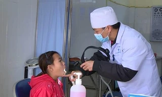 Bác sĩ kiểm tra sức khỏe học sinh 