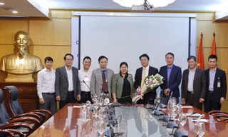 Ông Vũ Văn Long (người cầm hoa) nhận chức Phó Chánh thanh tra Bộ Tài nguyên và Môi trường từ 17/3/2020.