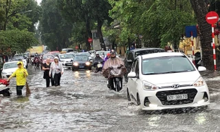Trận mưa lớn chiều qua khiến nhiều điểm giao thông ở Hà Nội rơi vào ngập nặng.