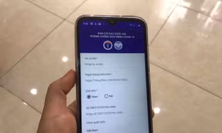 Người dùng điện thoại hệ điều hành Android có thể tải ứng dụng NCOVI vào sáng nay. Ảnh: Nguyễn Hoài