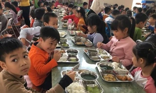 Học sinh Trường Tiểu học đô thị Sài Đồng trong bữa trưa.