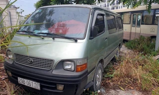 Chiếc xe đưa đón học sinh bỏ quên học sinh lớp 4. 