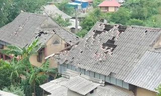 Trận động đất trưa 27/7 khiến hàng trăm nhà dân tại Mộc Châu bị hư hại. Ảnh: báo Tuổi trẻ.