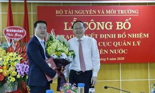 Ông Châu Trần Vĩnh (áo vest đen) nhận Quyết định bổ nhiệm Cục trưởng Cục Quản lý Tài nguyên nước.