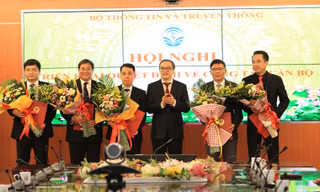 Thứ trưởng Bộ Thông tin và Truyền thông Phan Tâm tặng hoa cho các cán bộ được bổ nhiệm. Ảnh: Mic.gov.vn