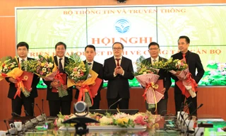 Thứ trưởng Bộ Thông tin và Truyền thông Phan Tâm tặng hoa cho các cán bộ được bổ nhiệm. Ảnh: Mic.gov.vn