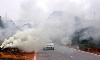 Đốt rơm rạ được coi là nguyên nhân chính gây ô nhiễm không khí Hà Nội và các tỉnh đồng bằng Bắc Bộ mấy ngày qua. Ảnh minh họa.