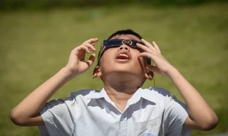 Sự kiện thiên văn kỳ thú thu hút rất nhiều học sinh tại Hà Nội.