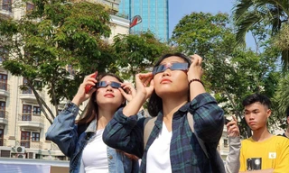 Các bạn trẻ ở Thành phố Hồ Chí Minh quan sát nhật thực ngày 26/12/2019. Ảnh: Câu lạc bộ thiên văn nghiệp dư TPHCM. 