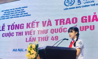 Phan Hoàng Phương Nhi chia sẻ cảm xúc tại lễ trao giải sáng nay. Ảnh: Nguyễn Hoài