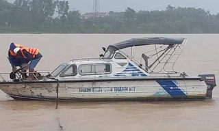 Cán bộ khí tượng thủy văn dầm mình trong mưa lũ làm nhiệm vụ. 