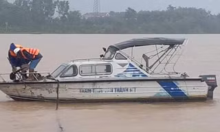 Cán bộ khí tượng thủy văn dầm mình trong mưa lũ làm nhiệm vụ. 