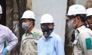 Đoàn quan trắc của Tổng cục Môi trường đang tiến hành quan trắc, đánh giá chất lượng môi trường quanh nhà máy Rạng Đông sau sự cố cháy nổ.