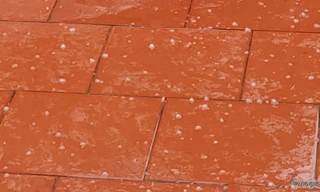 Mưa đá ở huyện Tam Nông, Phú Thọ vào trưa nay. Ảnh: H.H.L