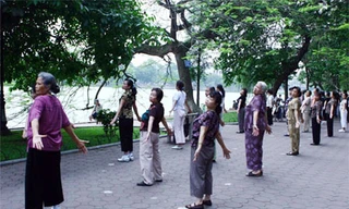 Ô nhiễm Hà Nội lên ngưỡng tím, chuyên gia cảnh báo không tập thể dục buổi sáng