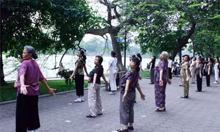 Ô nhiễm Hà Nội lên ngưỡng tím, chuyên gia cảnh báo không tập thể dục buổi sáng