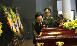 Bộ trưởng Phùng Xuân Nhạ nghẹn ngào khi nhìn mặt Thứ trưởng Lê Hải An lần cuối. 