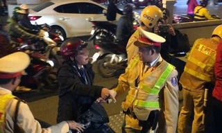 Cảnh sát đo nồng độ cồn người lái xe