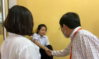 Ông Mai Văn Trinh động viên thí sinh bị đau bụng ở điểm thi THPT Ngô Sĩ Liên. 