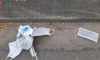 Khẩu trang vứt bừa bãi sẽ làm tăng nguy cơ phát tán mầm bệnh ra môi trường. Ảnh minh họa.