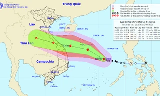 Đại diện Trung tâm Dự báo Khí tượng Thủy văn Quốc gia thông tin tình hình bão số 5. Ảnh: LH