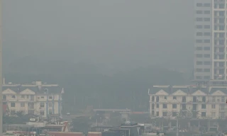 Ô nhiễm lên ngưỡng nguy hại vào sáng sớm nay, theo ghi nhận của hệ thống quan trắc Đại sứ quán Mỹ.