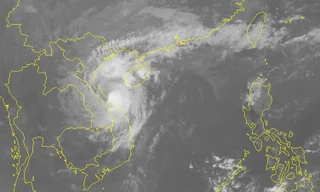 Bão số 13 tiến vào đất liền trong sáng nay.