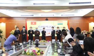 Bộ trưởng Nguyễn Mạnh Hùng trao tặng 100.000 khẩu trang vải kháng khuẩn cho Đại sứ Ấn Độ tại Việt Nam, ngài Pranay Verma.