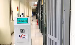 Robot đa năng được sử dụng thí điểm tại Bệnh viện Đa khoa Bắc Thăng Long. Ảnh: Nguyễn Hoài