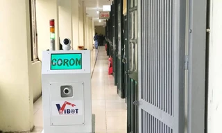 Robot đa năng được sử dụng thí điểm tại Bệnh viện Đa khoa Bắc Thăng Long. Ảnh: Nguyễn Hoài