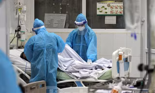 Bệnh nhân phi công người Anh hôm nay có tiến triển tốt. 